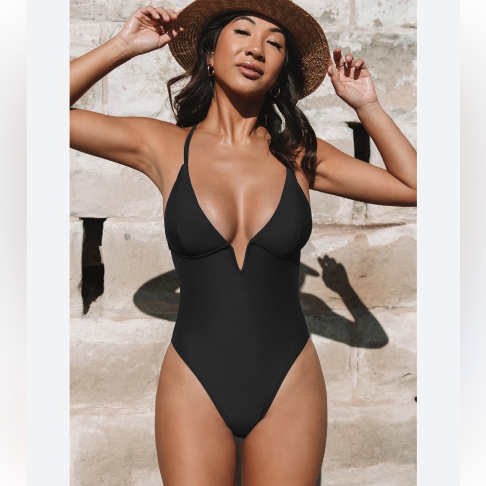 Cupshe V-Wire Cross Back Cheeky One Piece Swimsuit NWT Size Large Black